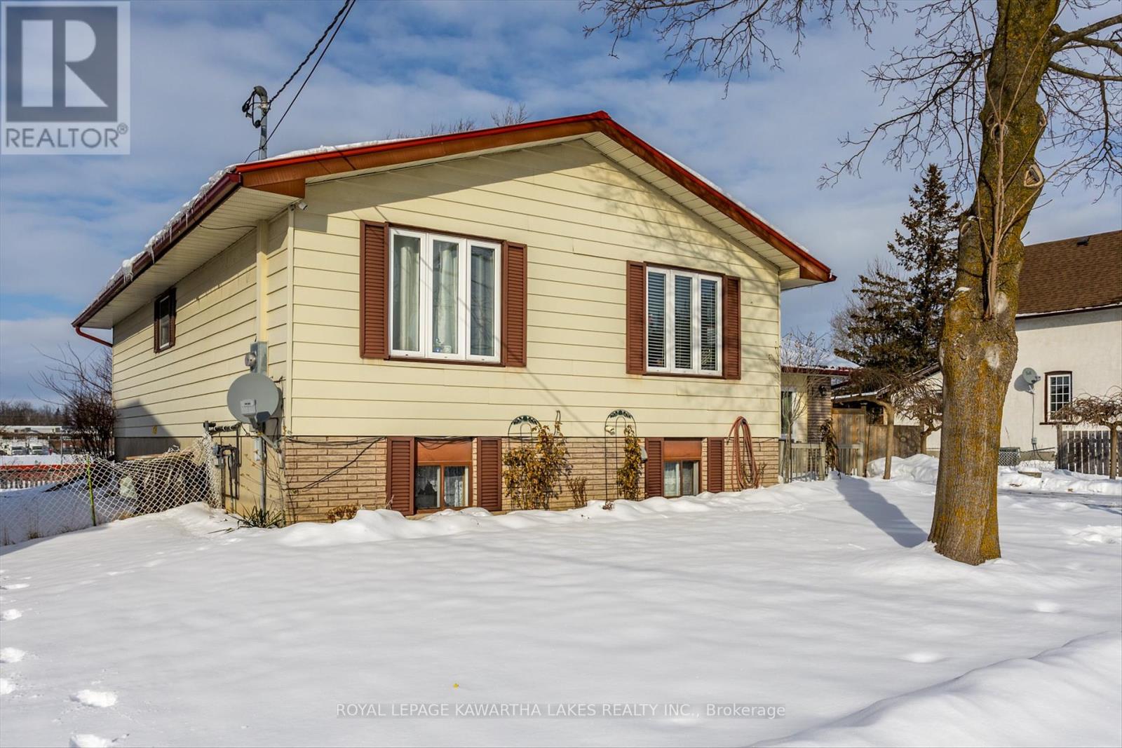 16 Mary Street W, Kawartha Lakes (Lindsay), Ontario  K9V 2N4 - Photo 2 - X11933498