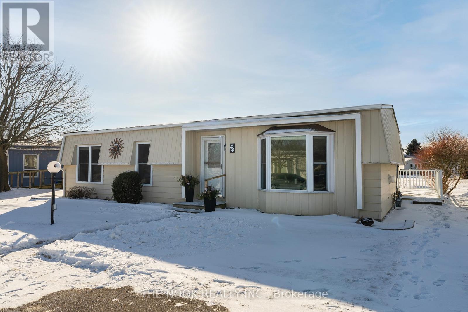 44 Fairway Drive, Clarington (Newcastle), Ontario  L1B 1B9 - Photo 1 - E11948569