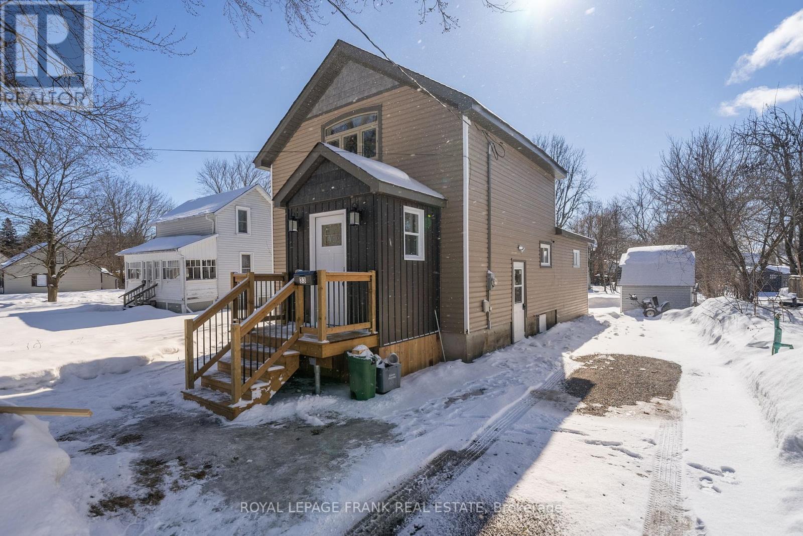 33 Melbourne Street E, Kawartha Lakes (Lindsay), Ontario  K9V 1X6 - Photo 1 - X12012801